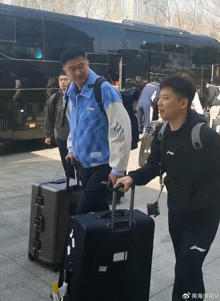 世界杯官方直播app官网下载官方正版-难逃两连败?广东队出征青岛人人愁容满面,粤蜜:教练作妖就该惩罚|青岛市|杜锋|山东队|广东男篮|山东男篮_新浪新闻